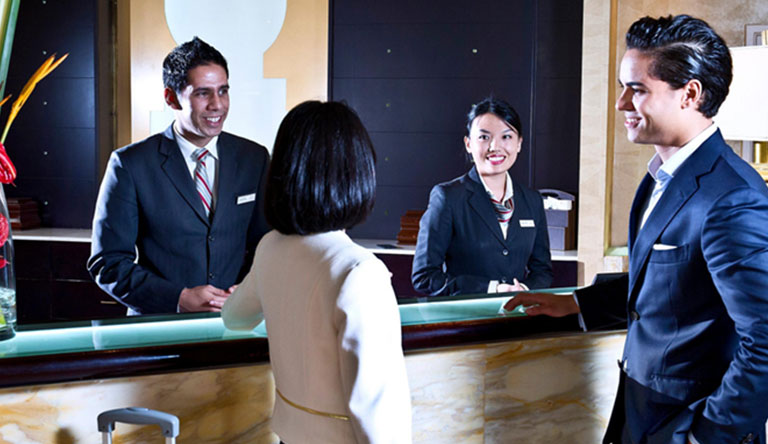 crowne-plaza-deira-front-desk